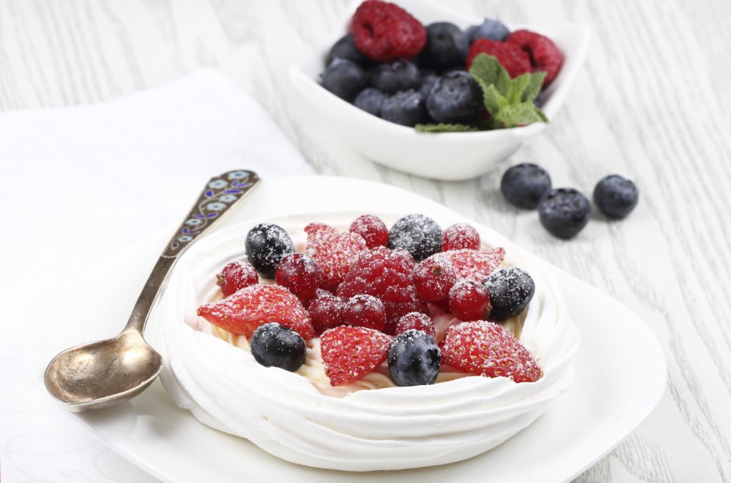 Quick meringues with Summer Berries ILoveCooking